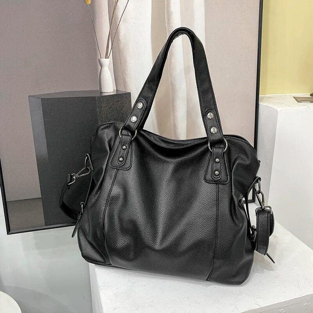 Women's Large Leather-Look Studded Shoulder Tote Bag - Schwarz